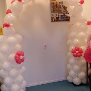Ballonboog wit roze hartjes